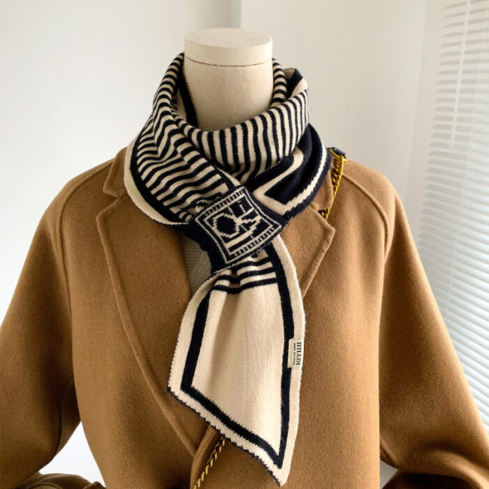 Students Decorate Warm And Lazy Scarves - Image 2